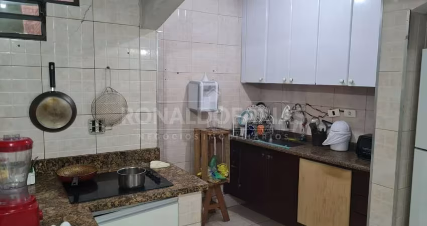 Vende-se Casa Térrea em Interlagos, 3 quartos sendo 1suite 3 vagas na garagem