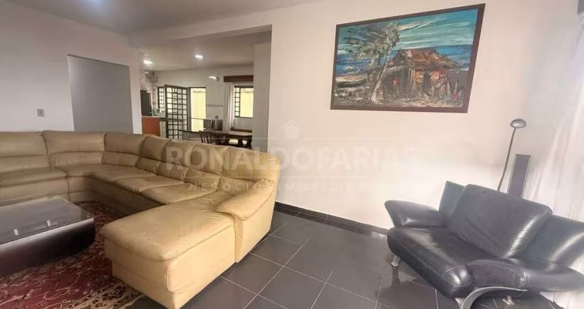 Casa Térrea a Venda em Interlagos com 3 Dormitórios 1 Suíte 4 Vagas de Garagem