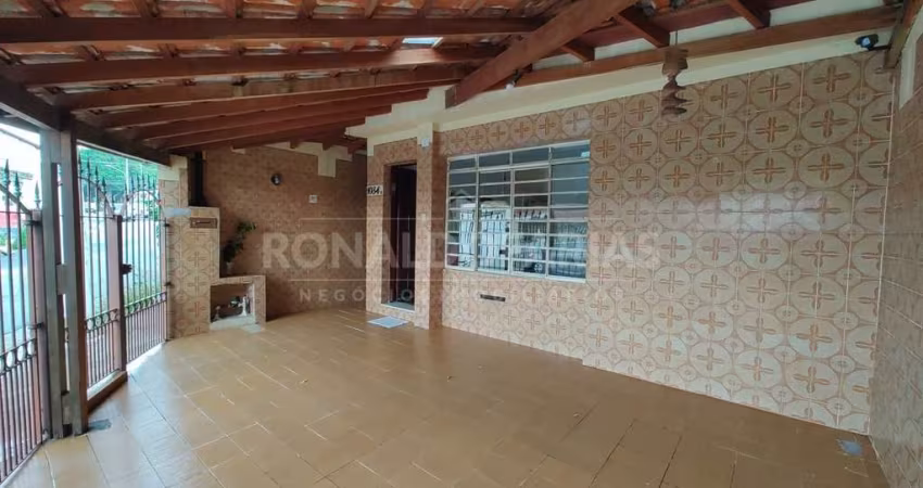 CASA À VENDA NA REGIÃO DE INTERLAGOS COM 3 QUARTOS!