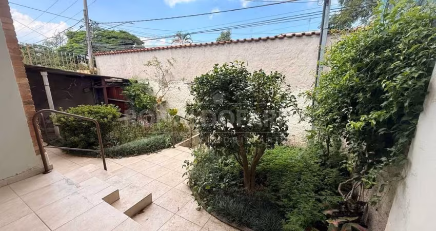 Casa à Venda em Interlagos com 3 Dormitórios e 4 Vagas de garagem