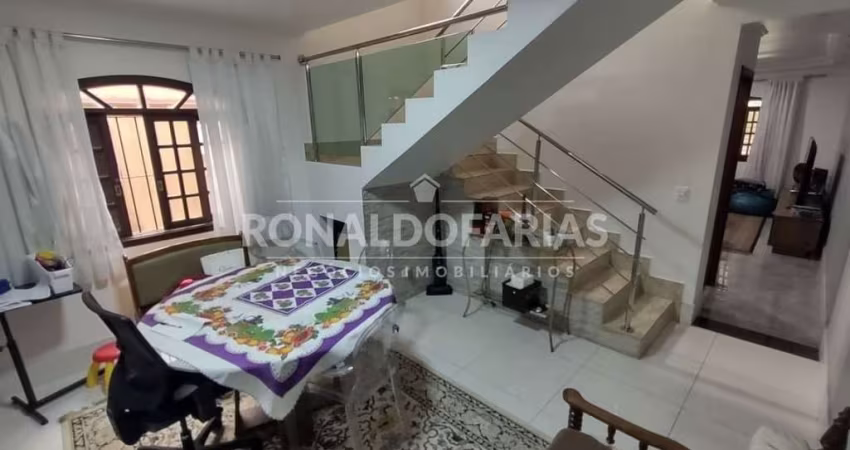 Casa a Venda no Bairro de Interlagos com 3 Dormitórios 1 Suíte 3 Vagas de Garagem