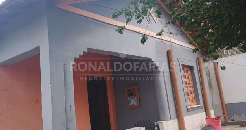 CASA  COM 4 DORMITÓRIOS, 2 BANHEIROS SAL, COZINHA  ÁREA DE SERVIÇO,  ÓTIMA LOCALIZAÇÃO