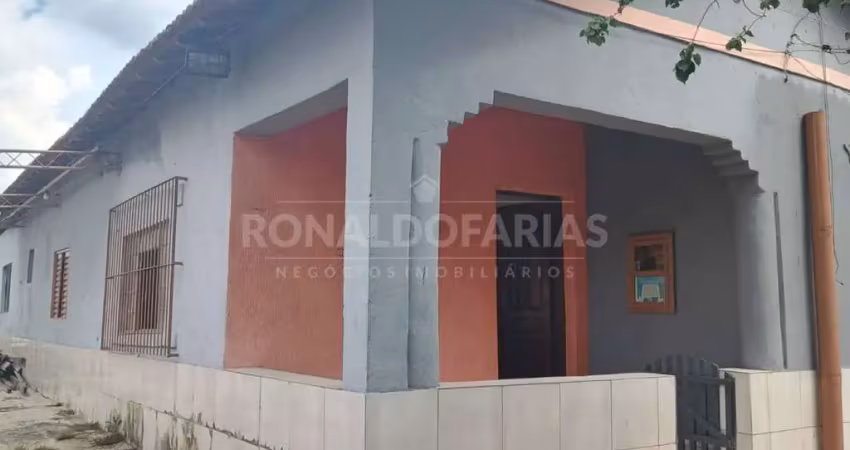 Casa  com 4 dormitórios, 2 banheiros sal, cozinha  área de serviço,  ótima localização