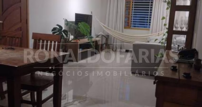 Sobrado a Venda em Jardim Regis com 3 Dormitórios e 1 Suíte 2 Vagas de Garagem