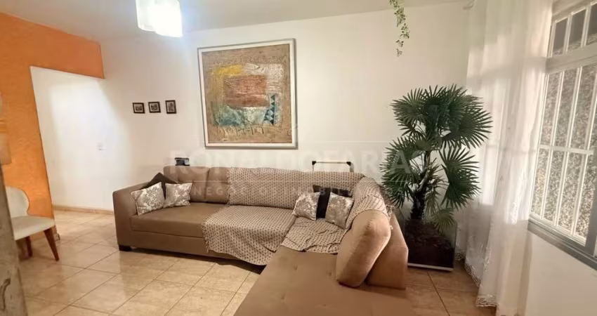 Sobrado à Venda com 3 Dormitórios e 2 Vagas em Jardim Regis