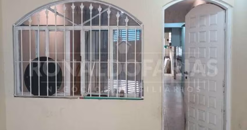 VENDE CASA ASSOBRADADA  C/ 2 DORMITORIOS SALA, VAGA E CHURRAQUEIRA ANOS FUNDOS ÓTIMA LOCALIZAÇÃO