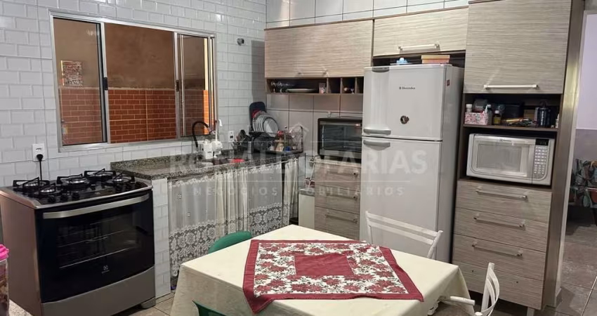 Casa terrea a venda sendo 2 quartos , 2 banheiro , 2 vagas de garagem.