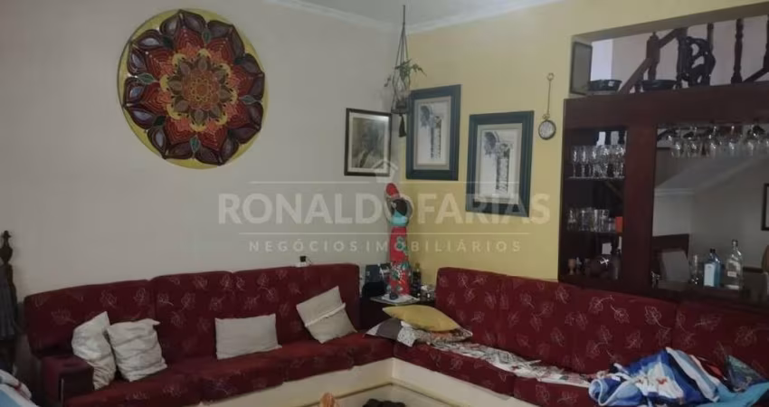 Sobrado a venda sendo 3 quartos sendo 1 suite sala ampla vaga para tres carros.
