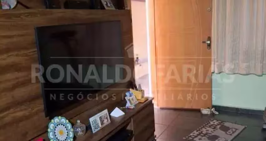 Sobrado a venda sendo dois quartos , sala ampla , duas vagas de garagem coberta .