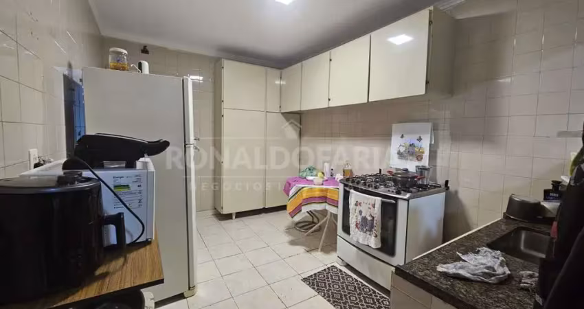 Casa terrea a venda sendo 2 quartos , 2 vagas de garagem coberta ,2 banheiro .