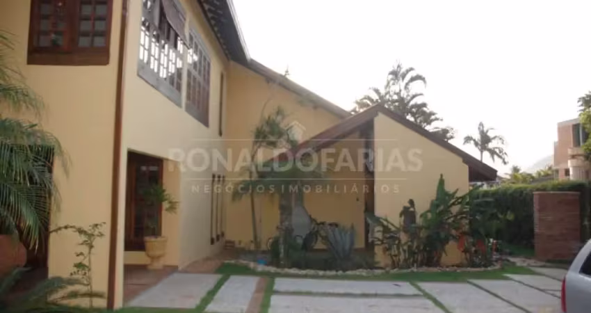 Vendo casa  em condomínio na  Praia  Martim  de Sá  Caraguatatuba