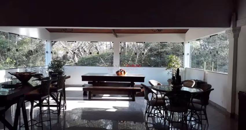 Casa térrea à venda com 3 dormitórios e 1 suíte na região de interlagos.