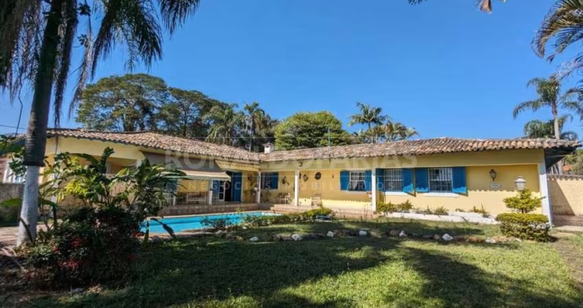 Casa à Venda no Bairro de Interlagos Bolsão com 4 Dormitórios sendo 3 Suítes e 6 Vagas de Garagem