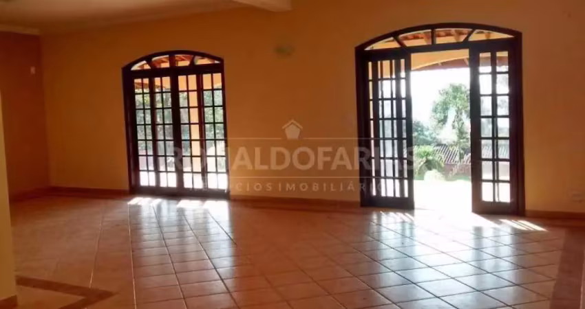 Excelente casa térrea a venda no condomínio com 4 dormitórios e 2 suítes