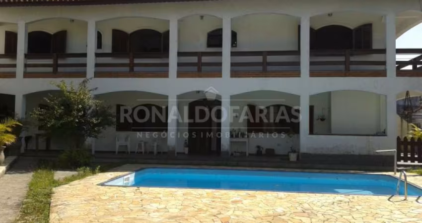 Sobrado à venda com 5 dormitórios, 1 suíte na região do Jardim Maria Amália.