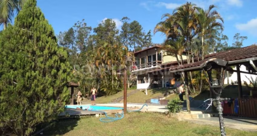 Sitio à venda com 7.000m, ² 4 suites, alojamento e 15 vagas cobertas na região de Embu Guaçu.