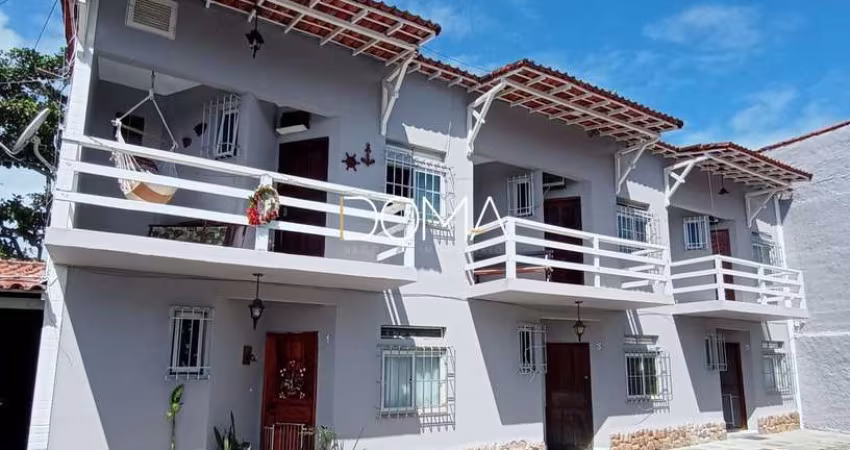 Casa duplex com 3 quartos na melhor localização do Braga! Condomínio com piscina.