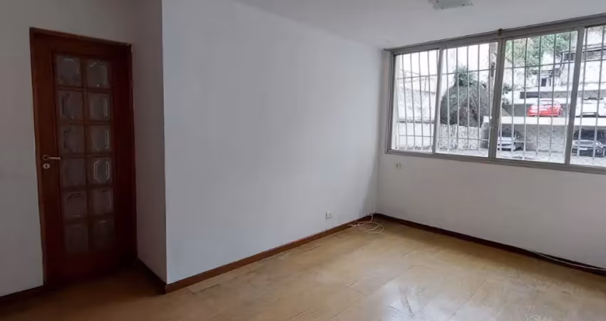 Apartamento arejado, indevassado, com ótima área externa.