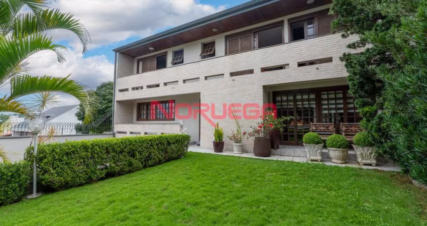 Casa com 04 quartos a venda no Bom Retiro, Curitiba.