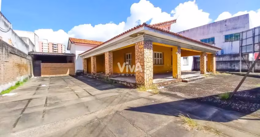 Casa com terreno comercial com  1.898 m² de área total na Av. 13 de maio