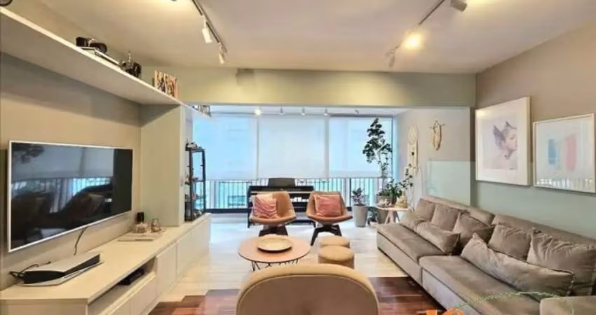 Apartamento reformado com 98 m², 3 dormitórios, sendo 1 suíte, living para 2 ambientes, 2 vagas