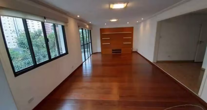 Apartamento com 212m² de área útil, 4 dormitórios sendo 2 suítes (master com closet), 4 vagas