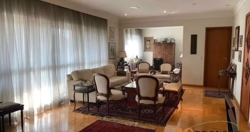 Apartamento mobiliado com 226m² de área útil, 2 suítes, 4 vagas