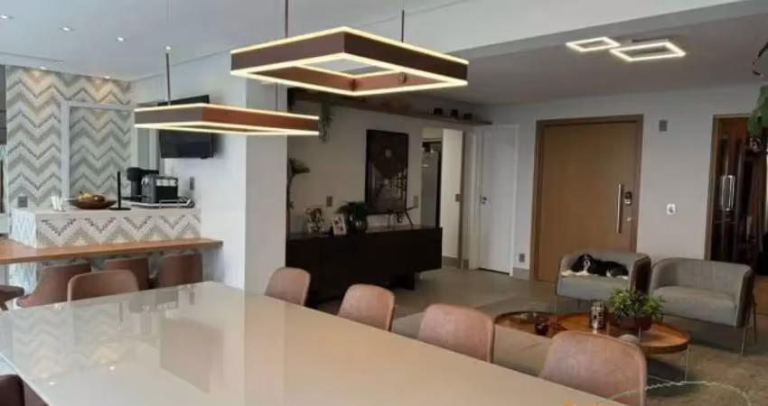 Apartamento reformado  com 182m² de área útil, 4 dormitórios sendo 3 suítes, 4 vagas