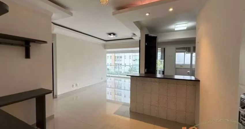 Apartamento reformado com 72m² de área útil, 2 dormitórios sendo 1 suíte, 1 vaga