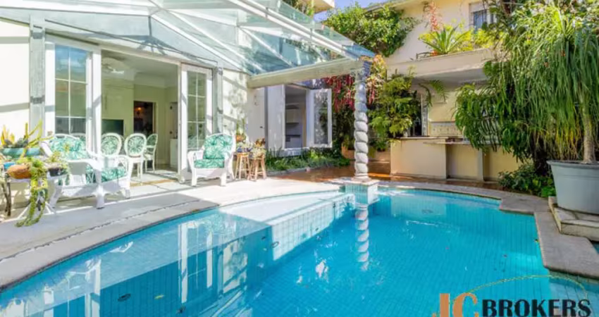 Casa com m espaço de 572 m² de área útil, 5 quartos sendo 2 suítes