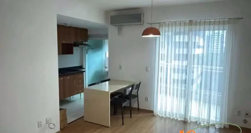 Apartamento duplex com 65 m², 2 dormitórios, living com ar condicionado, varanda, 1 vaga