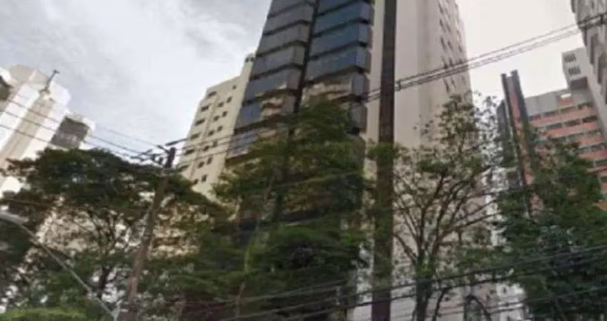 Cobertura com 315m² de área útil, 3 vagas, amplo living, 5 dormitórios sendo 3 suíites.