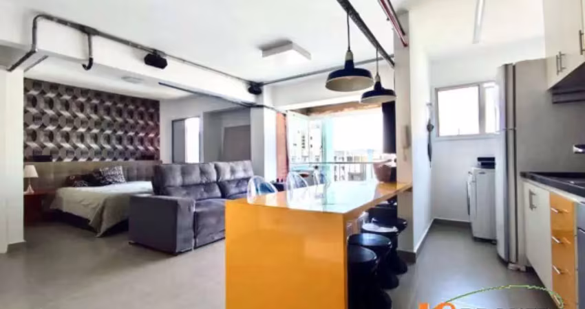 Apartamento reformado com 45 m², 1 dormitório, sala com varanda integrada, 1 vaga