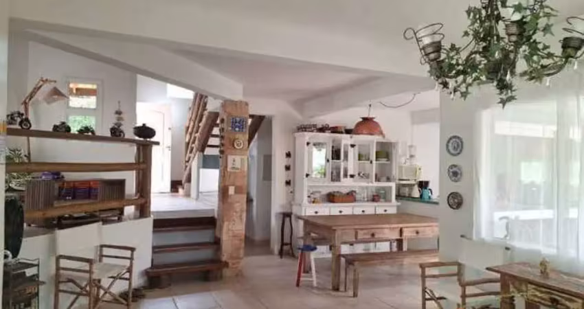 Linda casa em condomínio fechado com 140m² de área útil, 3 suítes, 2 vagas