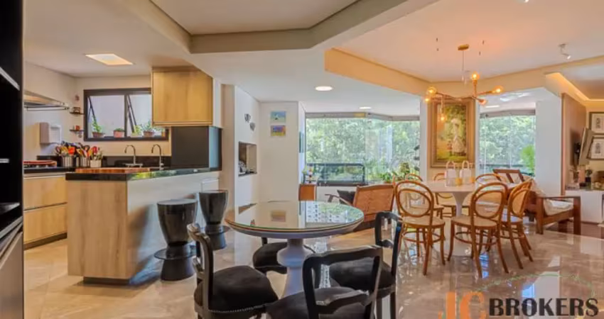 Apartamento reformado com 172m² de área útil, 3 suítes, 2 vagas