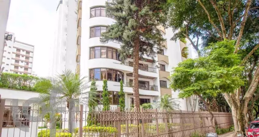 Apartamento com 275m²  de área útil, amplo living, 2 vagas