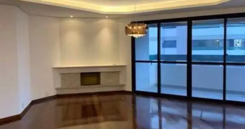 Apartamento reformado com 147m² de área útil, 2 vagas, 4 dormitórios sendo 1 suíte