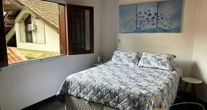 Casa em condomínio com 195m² de área útil, 5 dormitórios (2 suítes), 2 vagas