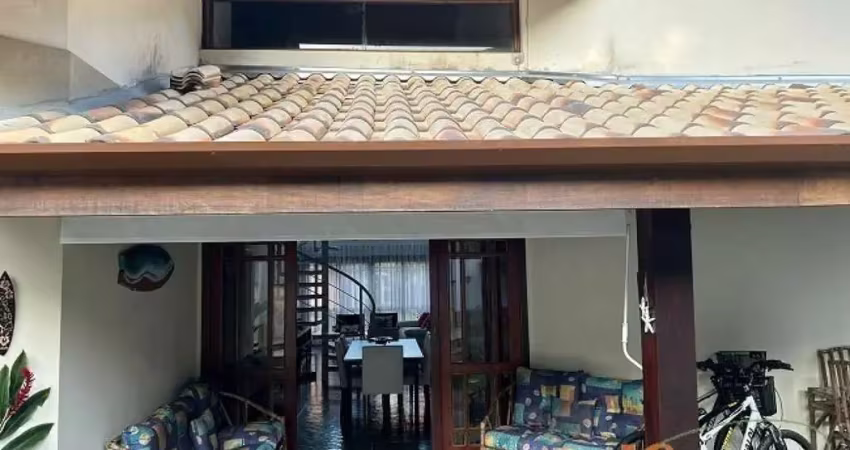 Casa em condomínio com 195m² de área útil, 5 dormitórios (2 suítes), 2 vagas