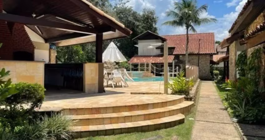 Casa em condomínio com 195m² de área útil, 5 dormitórios (2 suítes), 2 vagas