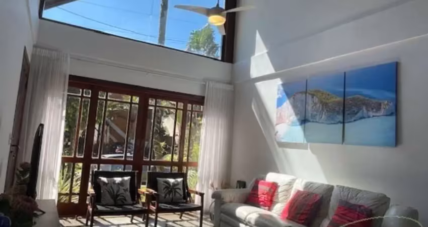 Casa em condomínio com 195m² de área útil, 5 dormitórios (2 suítes), 2 vagas