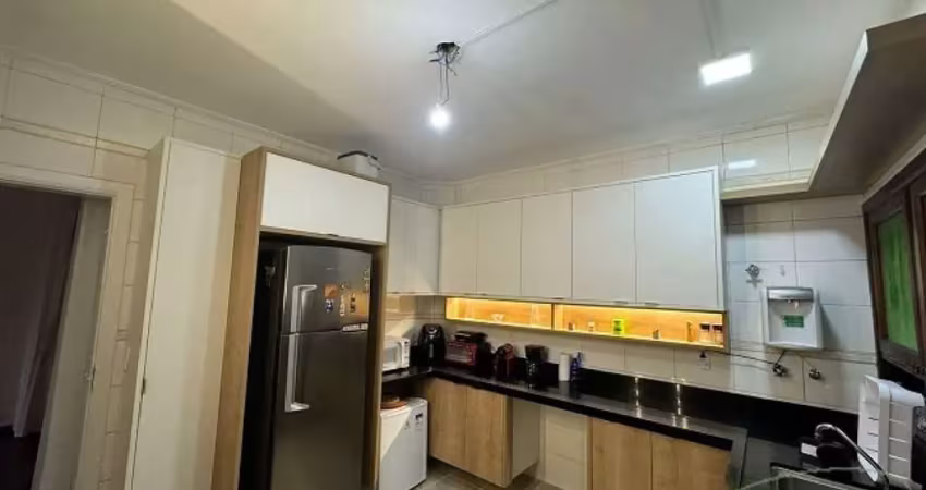 Casa em condomínio com 195m² de área útil, 5 dormitórios (2 suítes), 2 vagas