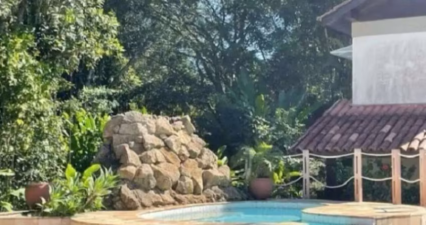 Casa em condomínio com 195m² de área útil, 5 dormitórios (2 suítes), 2 vagas