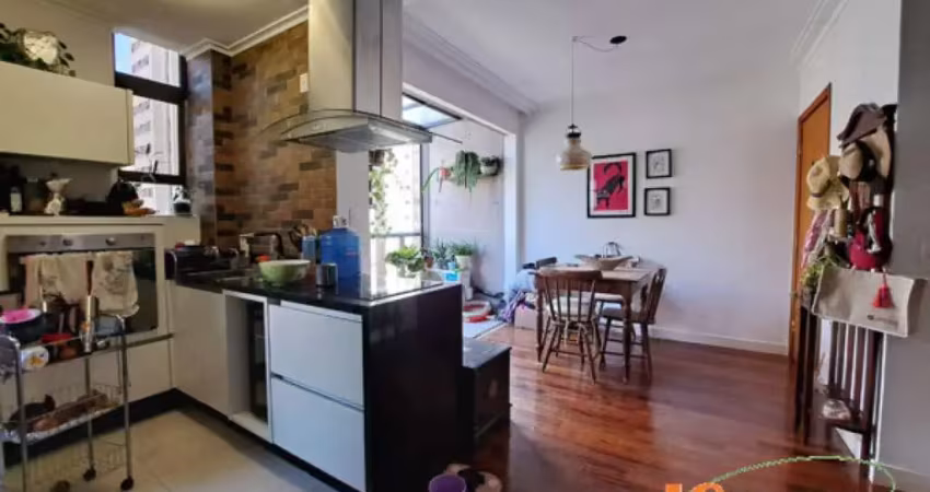 Apartamento duplex com 70 m², 2 suítes, sala para dois ambientes com varanda integrada, 1 vaga