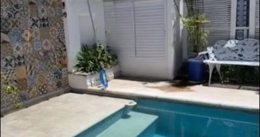 Cobertura com 240m² de área útil, são 3 dormitórios sendo uma suíte, 2 vagas