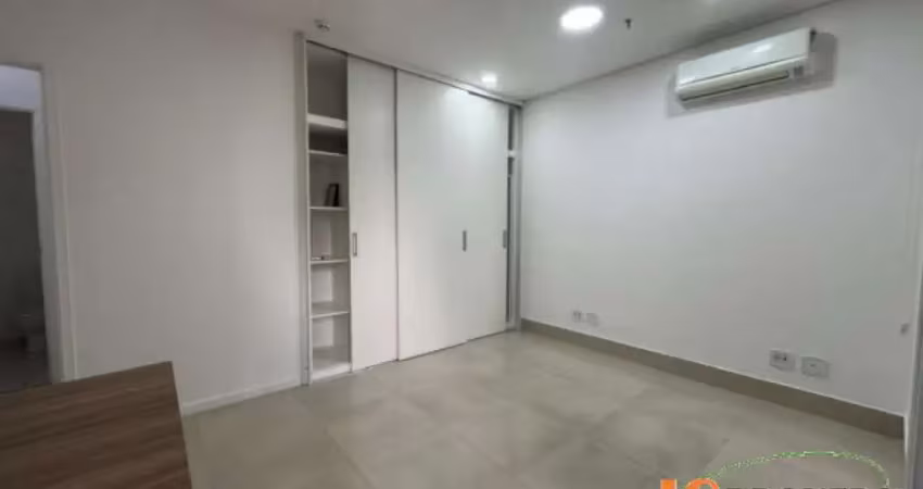 Sala comercial com 43 m², salas com ar condicionado, varanda, 1 banheiro, 1 vaga