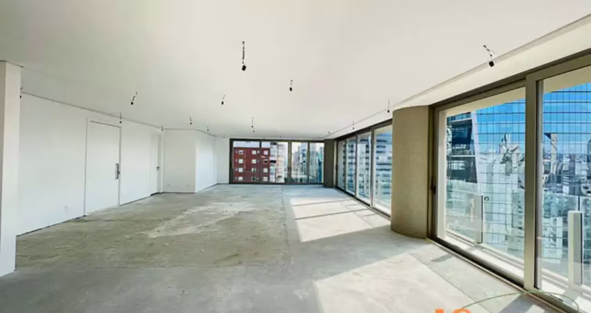 Apartamento com 335m² de área útil, 4 suítes, 4 vagas