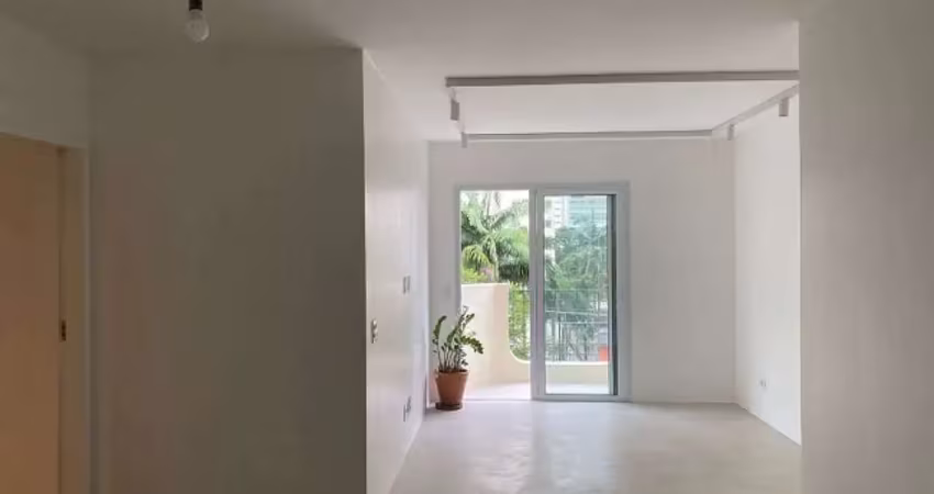 Apartamento reformado com 96 m² de área útil, 3 dormitórios, sendo 1 suíte, 2 vagas.