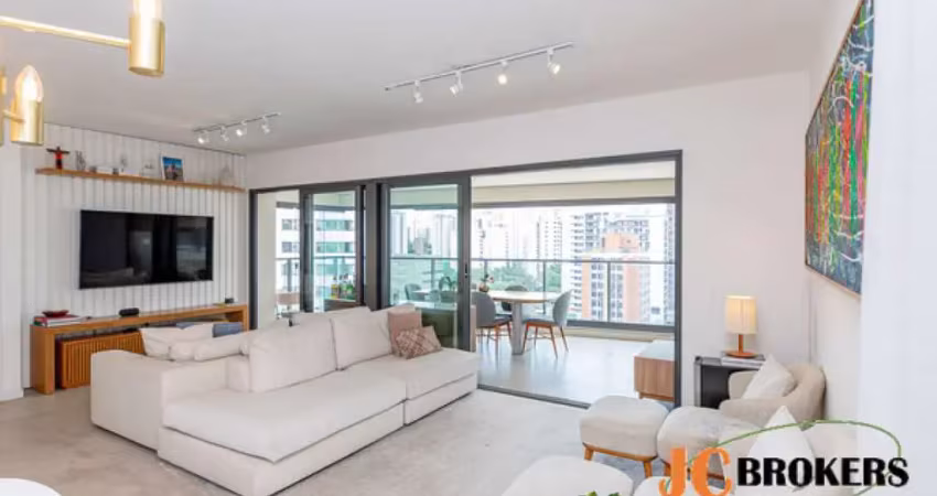 Apartamento com 117 m², 2 dormitórios, sendo 2 suítes, living para 3 ambientes, 2 vagas