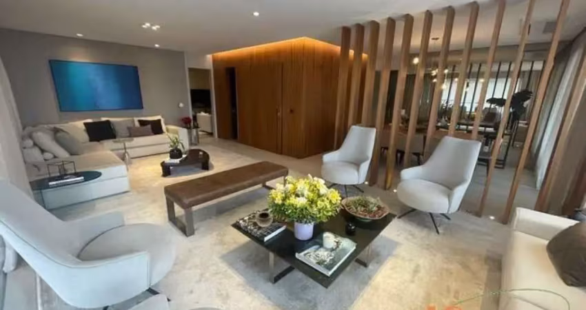 Apartamento com 370m² de área mobiliado, 3 suítes, 4 vagas